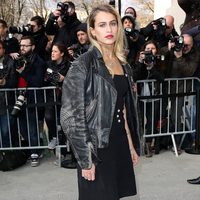 Alice Dellal en el desfile de Chanel de la Paris Fashion Week