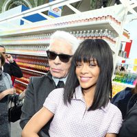 Rihanna y Karl Lagerfeld en el desfile de Chanel de la Paris Fashion Week 2014