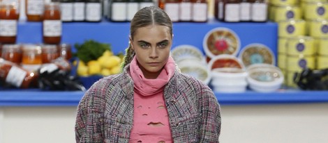 Cara Delevingne desfilando para Chanel en la Paris Fashion Week