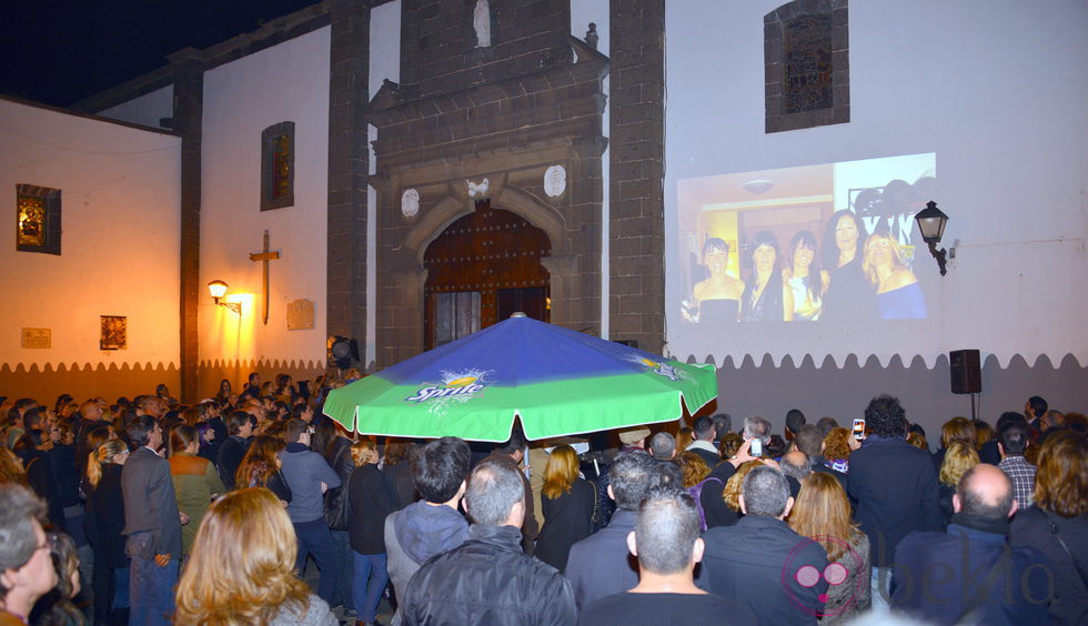 Homenaje a Dunia Ayaso en el día de su entierro