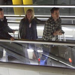 Dani Martín en el aeropuerto con sus padres Carmen y José Manuel