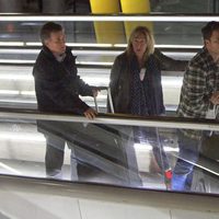 Dani Martín en el aeropuerto con sus padres Carmen y José Manuel