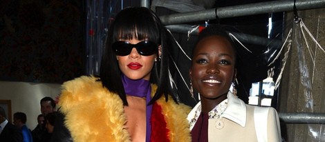 Lupita Nyong'o y Rihanna en el desfile de Miu Miu en la Paris Fashion Week 2014