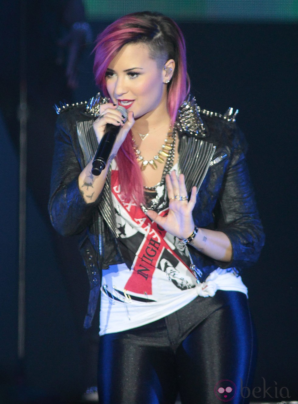 Demi Lovato estrena nuevo look durante un concierto de su gira 'Neon Lights Tour' 