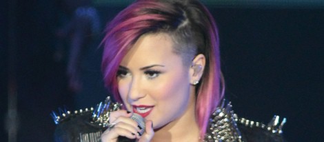 Demi Lovato estrena nuevo look durante un concierto de su gira 'Neon Lights Tour' 