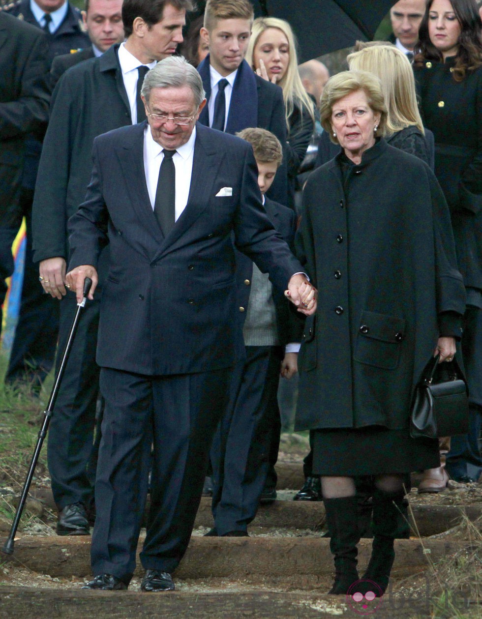 Los Reyes Constantino y Ana María de Grecia en el funeral en memoria de Pablo de Grecia