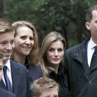 Los Príncipes Felipe y Letizia y la Infanta Elena en el funeral en memoria del Rey Pablo de Grecia