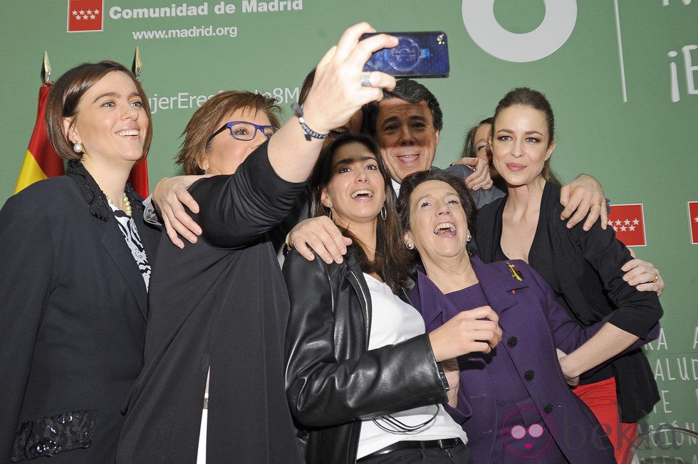 Ignacio González junto a las galardonadas con el premio otorgado por la Comunidad de Madrid con motivo Día Internacional de la Mujer