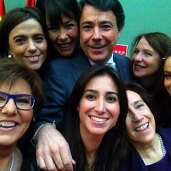 Selfie de Ignacio González y las ganadoras del premio otorgado por la Comunidad de Madrid con motivo del Día internacional de la Mujer