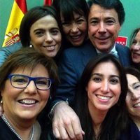 Selfie de Ignacio González y las ganadoras del premio otorgado por la Comunidad de Madrid con motivo del Día internacional de la Mujer