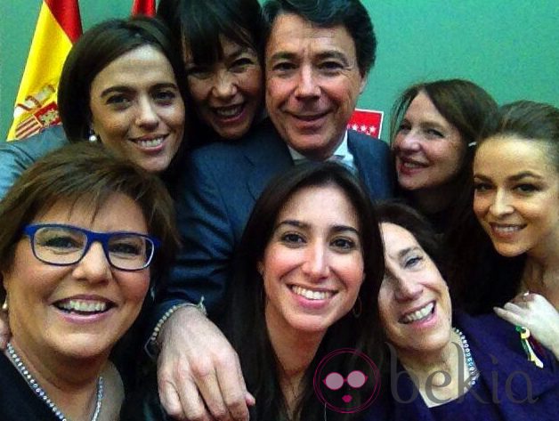 Selfie de Ignacio González y las ganadoras del premio otorgado por la Comunidad de Madrid con motivo del Día internacional de la Mujer