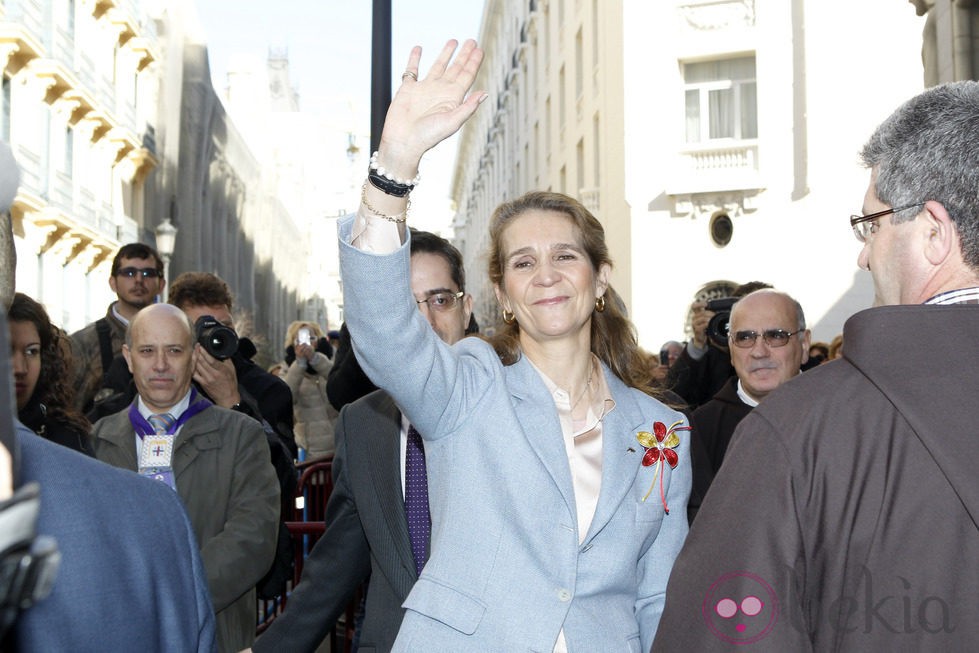 La Infanta Elena saludando a la salida de la Basílica de Jesús de Medinaceli