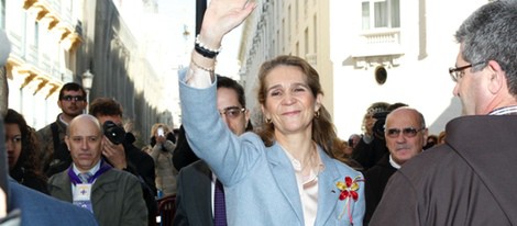 La Infanta Elena saludando a la salida de la Basílica de Jesús de Medinaceli