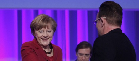 Bono saluda a Angela Merkel durante su intervención en el congreso del Partido Popular Europeo en Dublín