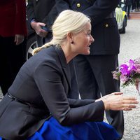 Mette-Marit habla con un niño en el acto celebrado el Día Internacional de la Mujer