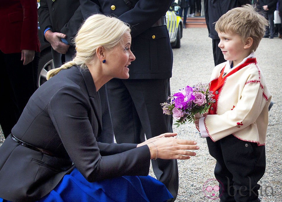 Mette-Marit habla con un niño en el acto celebrado el Día Internacional de la Mujer