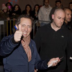 Gad Elmaleh firmando autógrafos a sus fans en Berlín