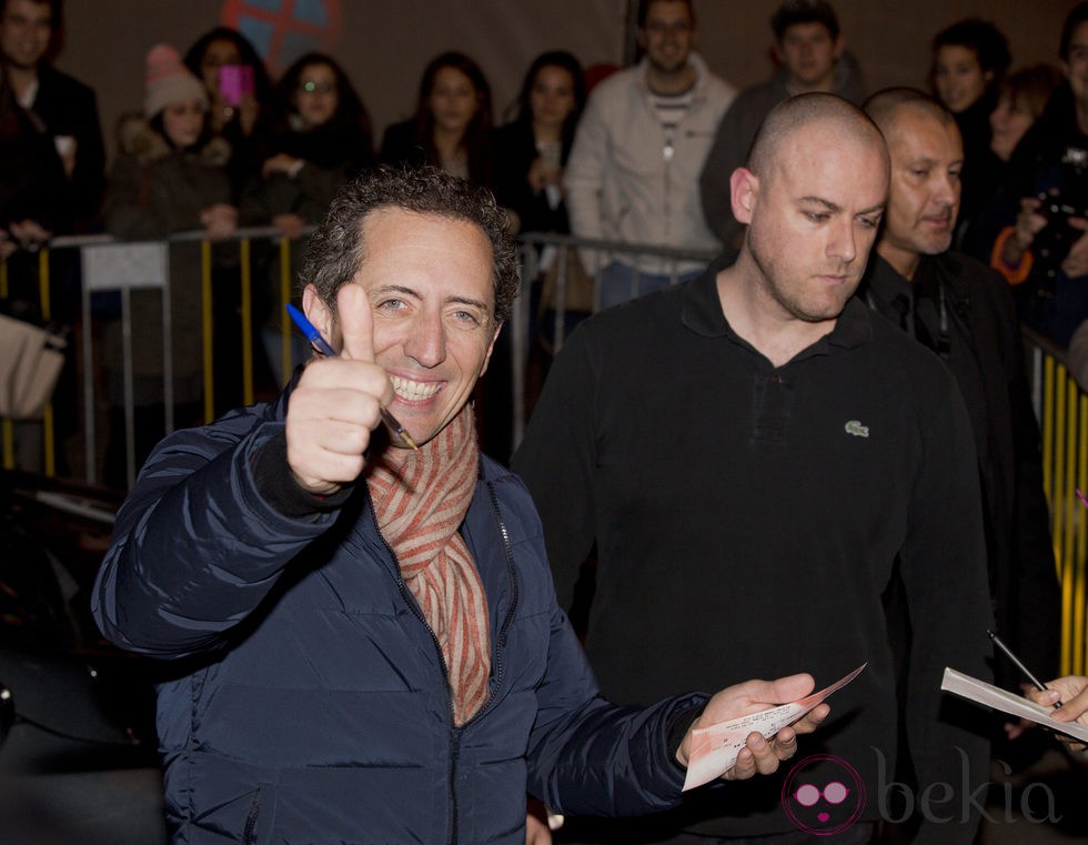 Gad Elmaleh firmando autógrafos a sus fans en Berlín