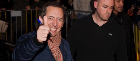 Gad Elmaleh firmando autógrafos a sus fans en Berlín