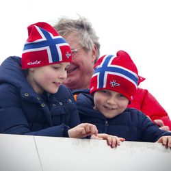 Ingrid Alexandra y Sverre Magnus de Noruega en el salto de esquí de Holmenkollen 2014