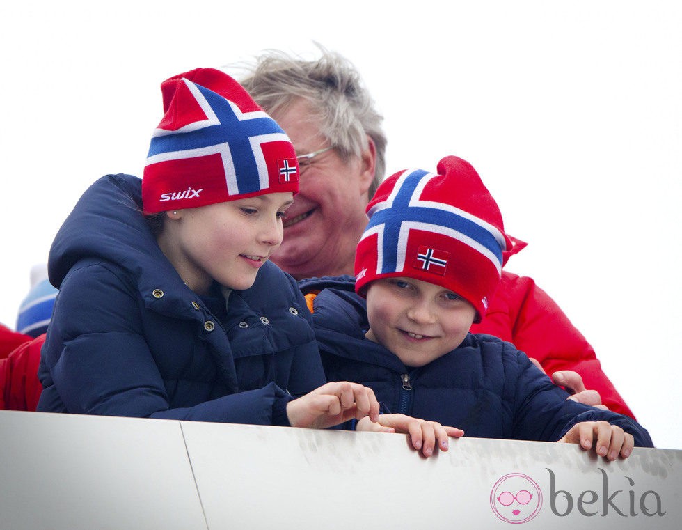 Ingrid Alexandra y Sverre Magnus de Noruega en el salto de esquí de Holmenkollen 2014