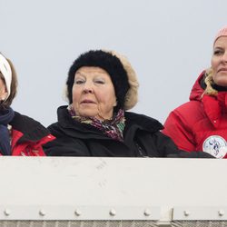 Sonia de Noruega, Beatriz de Holanda y Mette-Marit de Noruega en el salto de esquí de Holmenkollen 2014