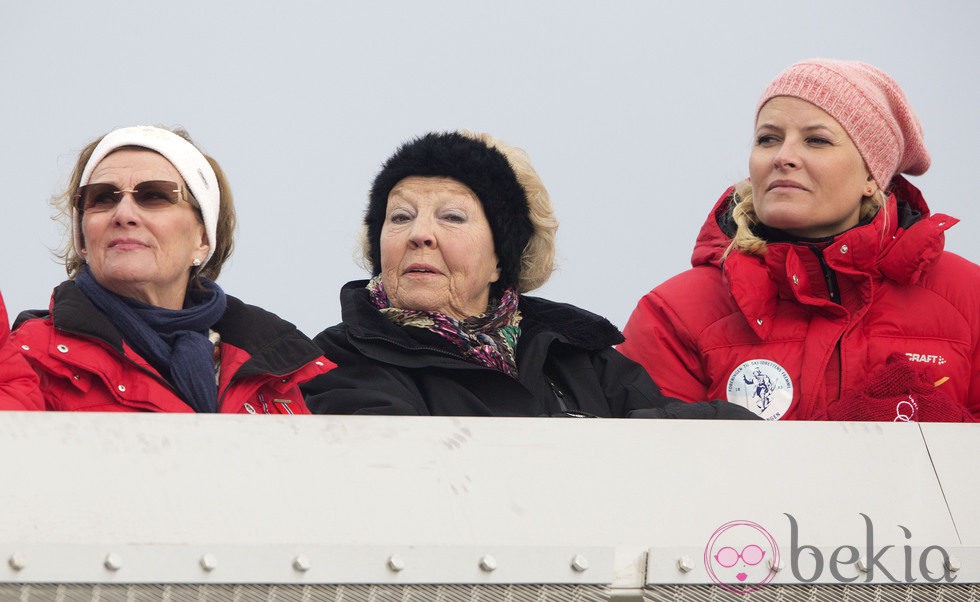 Sonia de Noruega, Beatriz de Holanda y Mette-Marit de Noruega en el salto de esquí de Holmenkollen 2014