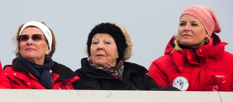 Sonia de Noruega, Beatriz de Holanda y Mette-Marit de Noruega en el salto de esquí de Holmenkollen 2014