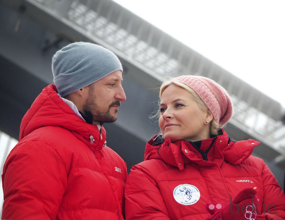 Haakon y Mette-Marit de Noruega se dedican una tierna mirada en el salto de esquí de Holmenkollen 2014