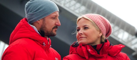 Haakon y Mette-Marit de Noruega se dedican una tierna mirada en el salto de esquí de Holmenkollen 2014