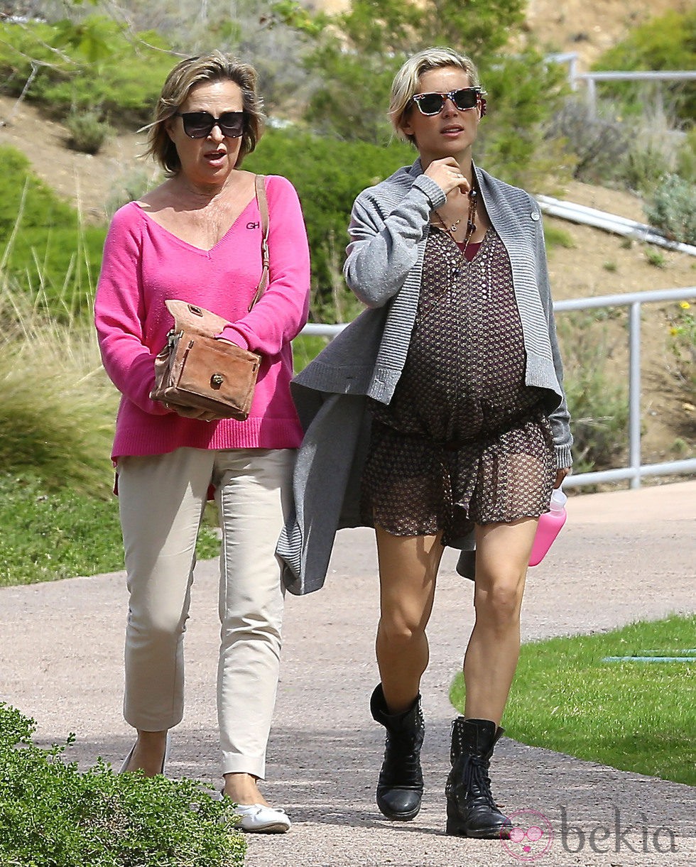 Elsa Pataky dando un paseo con su madre Cristina por Malibú