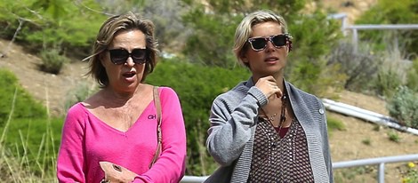 Elsa Pataky dando un paseo con su madre Cristina por Malibú