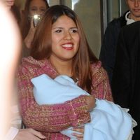 Chabelita Pantoja sale con su hijo en brazos del hospital de Málaga