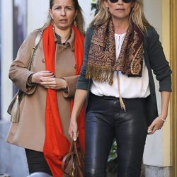 Patricia Rato paseando con una amiga por Madrid