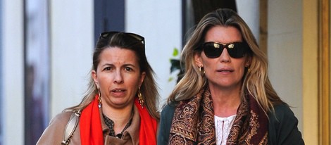 Patricia Rato paseando con una amiga por Madrid