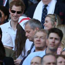 El Príncipe Harry y Cressida Bonas en un partido de rugby