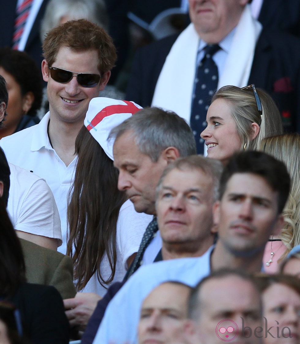 El Príncipe Harry y Cressida Bonas en un partido de rugby