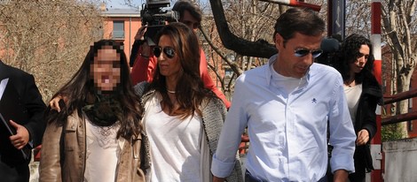 Paco González con su mujer Mayte y su hija María a la entrada de los Juzgados de Móstoles