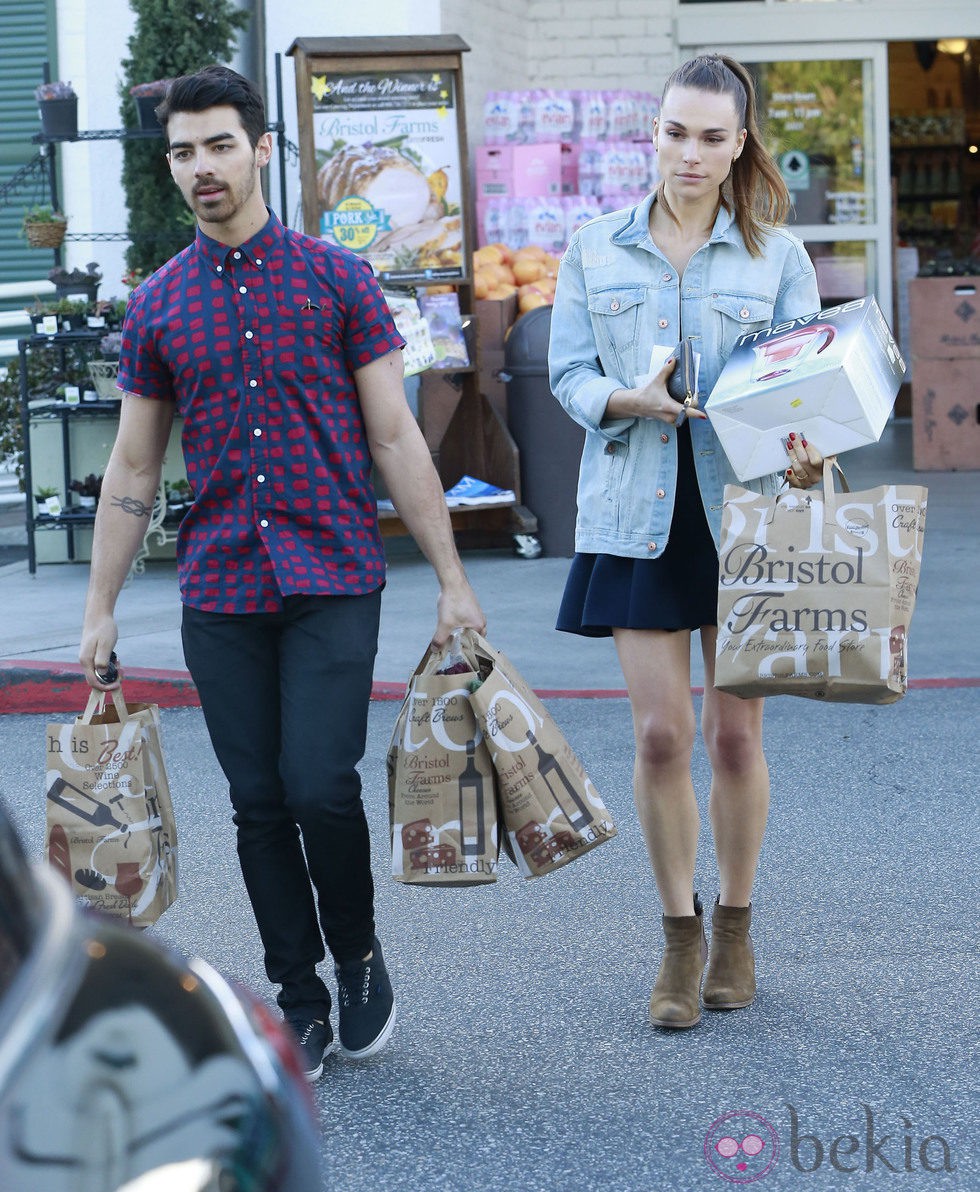 Joe Jonas y Blanda Eggenschwiler saliendo de un supermercado de Los Angeles