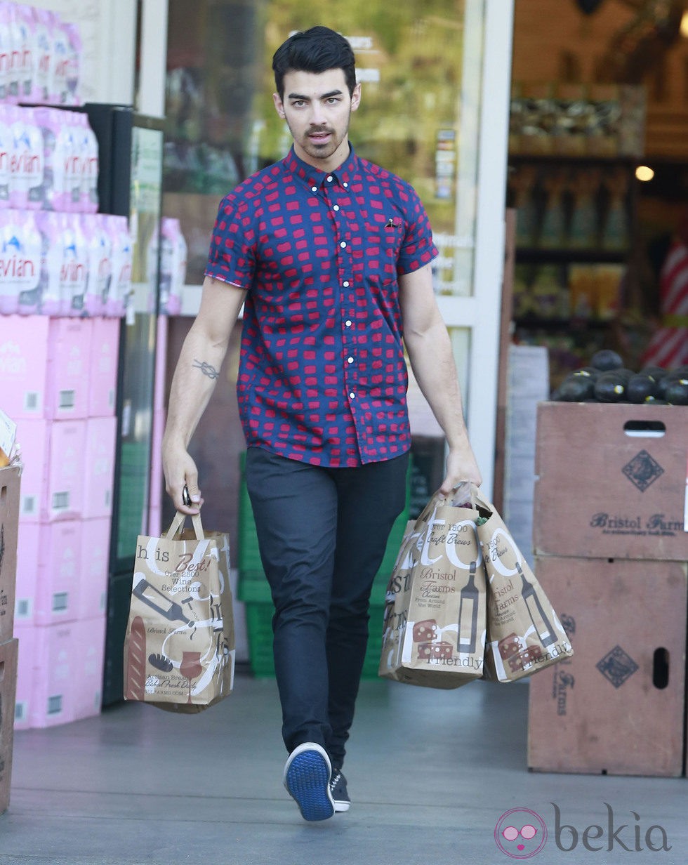 Joe Jonas saliendo de un supermercado de Los Angeles