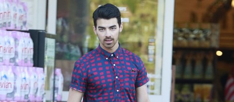 Joe Jonas saliendo de un supermercado de Los Angeles