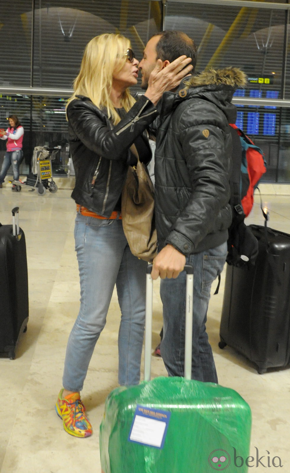 Bibiana Fernández y Antonio Tejado en el aeropuerto antes de irse a Honduras para participar en 'Supervivientes'