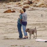 Charlize Theron y Sean Penn abrazados en una playa de Malibú