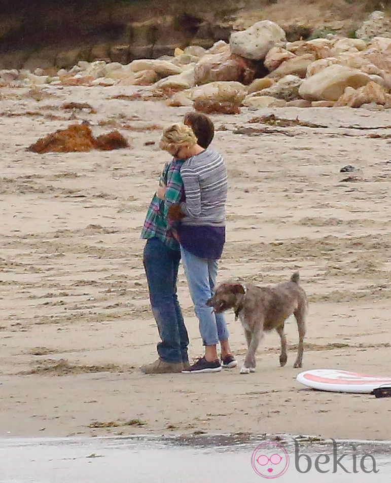 Charlize Theron y Sean Penn abrazados en una playa de Malibú