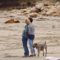 Charlize Theron y Sean Penn abrazados en una playa de Malibú