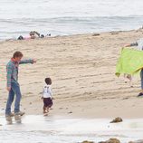 Charlize Theron con su hijo Jackson y Sean Penn en una playa de Malibú