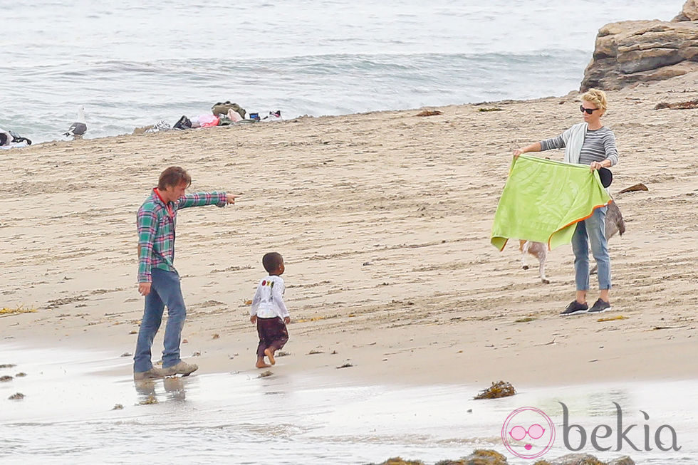 Charlize Theron con su hijo Jackson y Sean Penn en una playa de Malibú