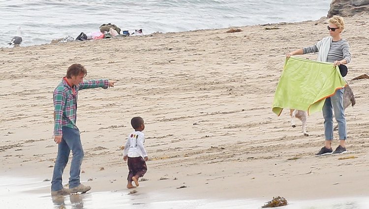 Charlize Theron con su hijo Jackson y Sean Penn en una playa de Malibú