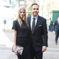 Lara Stone y David Walliams en una misa en memoria de David Frost