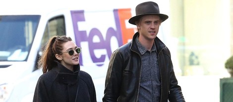 Elizabeth Olsen y Boyd Holbrook paseando cogidos de la mano por París